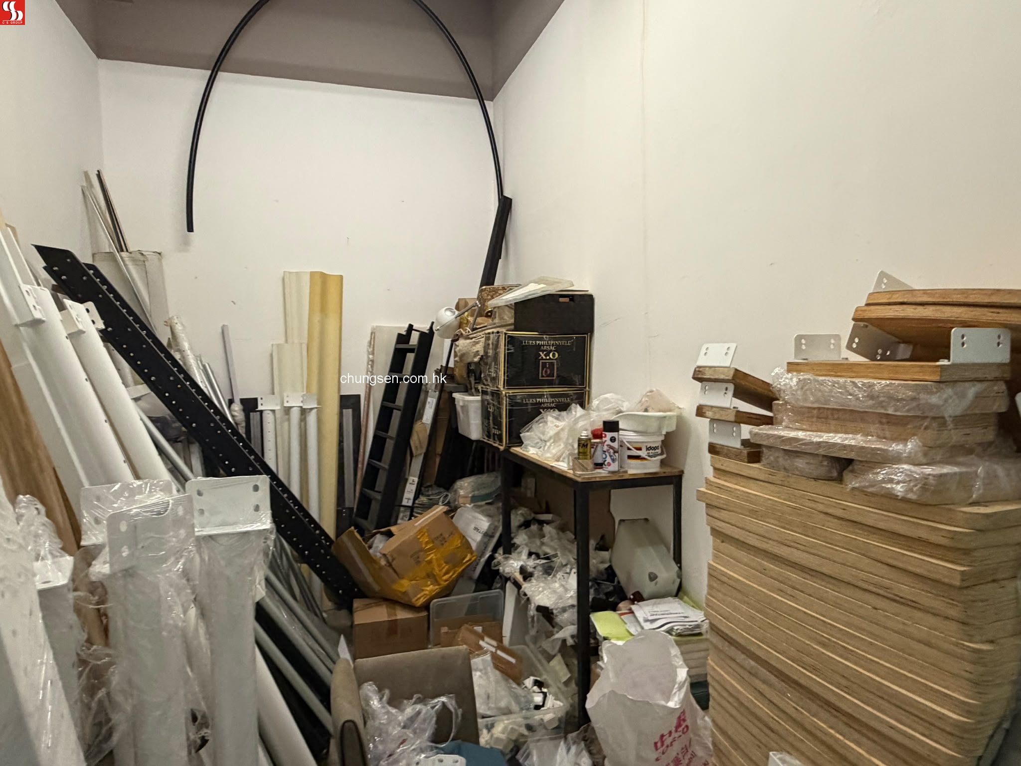 新界沙田火炭坳背灣街26 - 28號富騰工業中心地下2室90號單位。(銀主命)