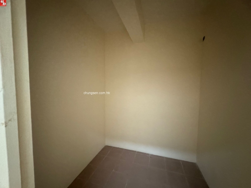 九龍慈雲山毓華里57號萬年戲院大廈4字樓G單位連平台。