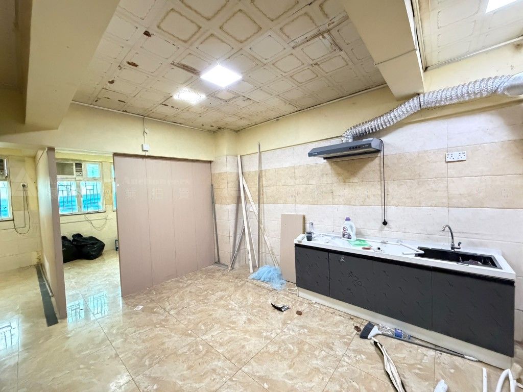 九龍深水埗長沙灣道160號協興大廈2字樓B室 2/F, (Flat B on 2/F), Hip Hing Building, No. 160 Cheung Sha Wan Road, Sham Shui Po, Kln.