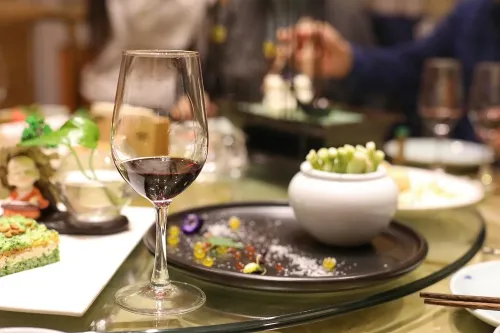 美酒佳餚：西餐與粵菜的完美搭配